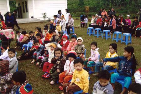 Die Kinder bei der Eröffnungsfeier des Kindergartens